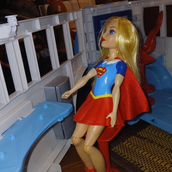 SUPERGIRL AND TRANSFORMING BUS - Picture 8 of 16